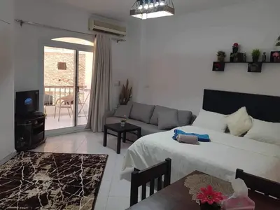 a living room with a bed and a couch at وحدة فندقية سياحية بكمبوانداند وسط الغردقة in Hurghada