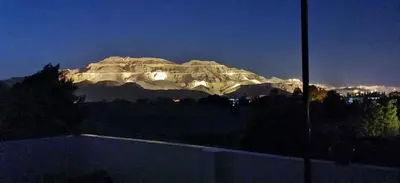 a view of a mountain at night at Villa Bauhaus in Al Aqālitah