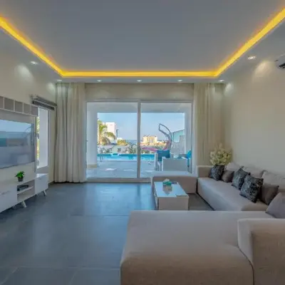 unique villa with heated pool and Spa