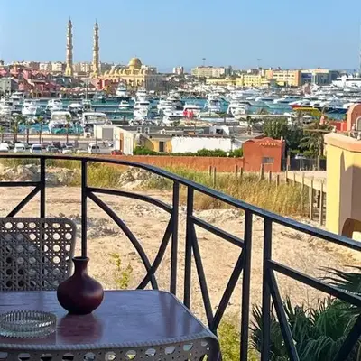 One bedroom with sea view in the centre