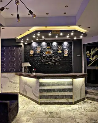 a bar in a restaurant with a sign on the wall at فندق جولدن صن العروسه طريق الشيراتون السقالة ميدان محافظة البحر الأحمر 84511 مصر in Hurghada