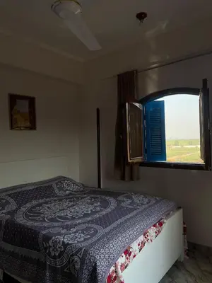 a bedroom with a bed and a window at Gîte Hôtel Ramla Louxor 2 in Luxor
