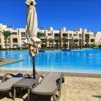 Apartment with large terrace & nice pool area