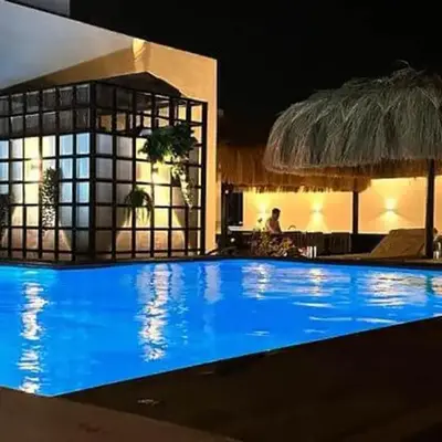 Studio Sleeps 2 with Balcony Pool & Parking