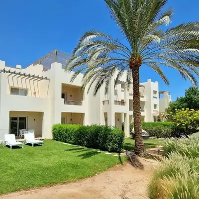 Cheerful space with a huge garden and pool