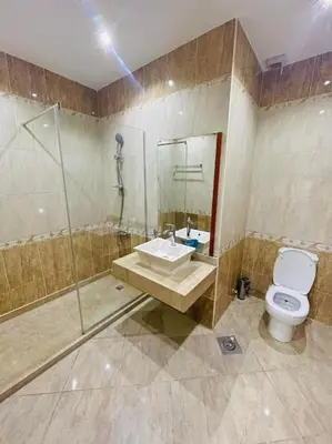 a bathroom with a toilet and a shower and a sink at Velký apartmán 50 m od pláže s přístupem zdarma- Sahl Hasheesh Hurghada resort Andalusie in Hurghada