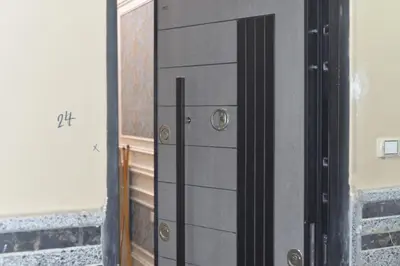 a black cabinet with a door in a room at برج النيل بزنس in Jazīrat al ‘Awwāmīyah