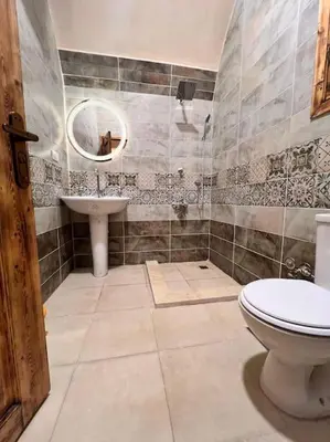 a bathroom with a toilet and a sink at Komfortowy apartament na dachu w sercu miasta in Hurghada