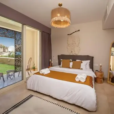Secluded & Bespoke 1 BDR Apt with Pool View & Beach access