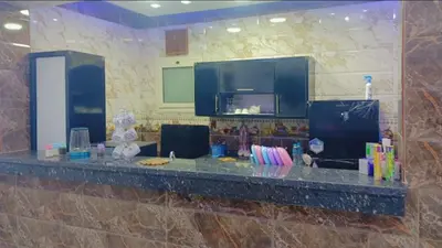 a counter in a kitchen with a counter top at اهلا بيكم في بيتنا in Jazīrat al ‘Awwāmīyah