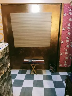 a room with a window and a checkered floor at الشواربي السياحي سوق الحارث in Aswan