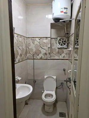a small bathroom with a toilet and a sink at فندق الإيمان El Eman Hotel in Maḩaţţat Idfū