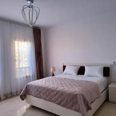 Elite 3bdr apartment with garden beside corral reef