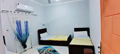 a small room with two beds and a window at Toko Sola in Jazīrat Suhayl