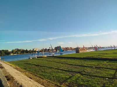 a view of a river with boats in the water at Dolphin guest house in Jazīrat al ‘Awwāmīyah