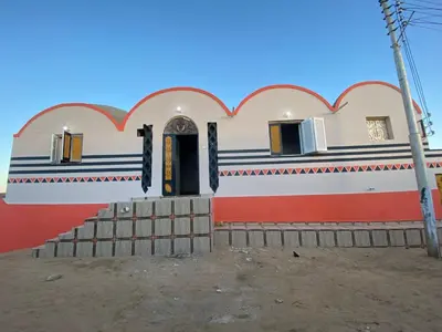 a house with a red and white facade at Makky ka in Jazīrat Suhayl