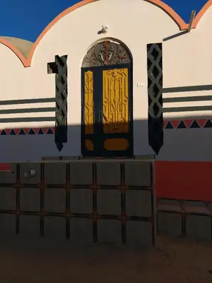 a door on the side of a building at Makky ka in Jazīrat Suhayl