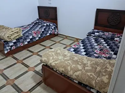 two beds sitting next to each other in a room at Makky ka in Jazīrat Suhayl