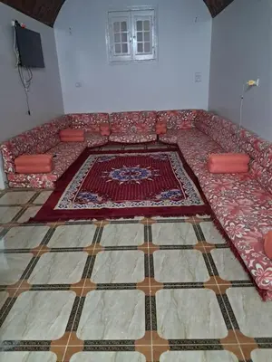 a couch in a room with a rug on the floor at Makky ka in Jazīrat Suhayl