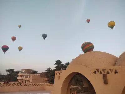 a group of hot air balloons flying in the sky at Nubian House in Al Aqālitah