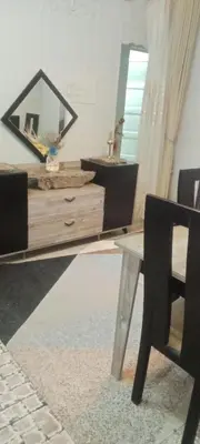 a living room with a table and a mirror at شقه ب موقع متميز عل النيل in Maḩaţţat ash Shallāl