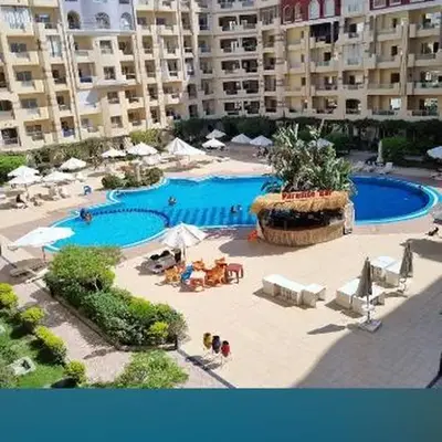 شقه فردين مطله علي حمام السباحه في الغردقه