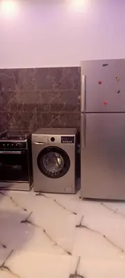 a refrigerator and a washing machine in a kitchen at شقه للايجار غرفه وصاله ومطبخ وحمام بالهضبه الغردقه in Hurghada