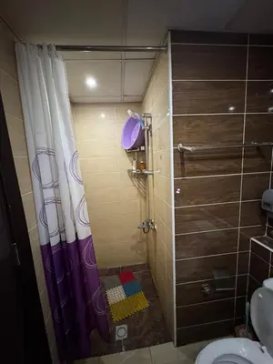 a small bathroom with a shower and a toilet at كمباوند فلورينزا خمسين وسط الغردقه in Hurghada