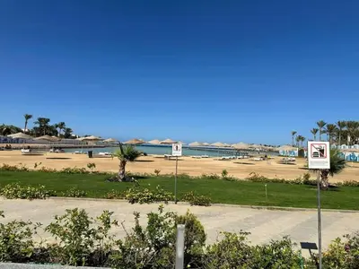 a view of the beach from the road at منتجع سكانديك الغردقة in Hurghada