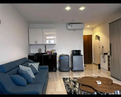 a living room with a blue couch and a kitchen at ميراج باي in Hurghada