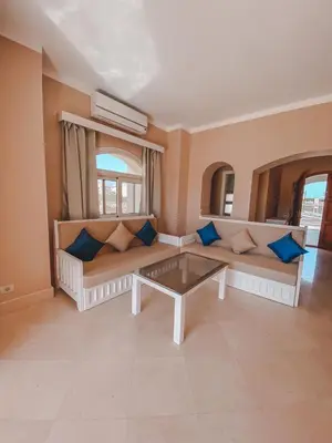 a living room with a couch and a coffee table at Logement entier villa Marsa Alam, Égypte in Quseir