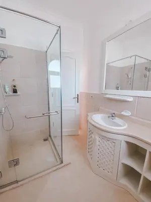 a bathroom with a glass shower and a sink at Logement entier villa Marsa Alam, Égypte in Quseir