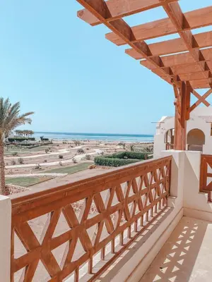 a balcony with a view of the desert at Logement entier villa Marsa Alam, Égypte in Quseir