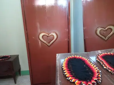 a table with two hearts on the wall and two cakes at هاي موود in Jazīrat Aswān