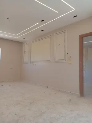 an empty room with white walls and a ceiling at الأقصر الضبعيه in Al Baghdādī