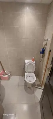 a small bathroom with a toilet in a room at كمبوند فلورنزا خمسين عرابيا in Hurghada
