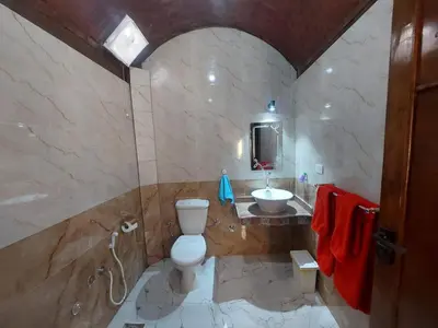 a bathroom with a toilet and a sink at Carter Guesthouse Luxor 5 in ‘Ezbet Abu Ḥabashi