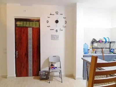a room with a door and a clock on the wall at شارع عربيه ع البحر مول السلام أمام مستشفي السلام in Hurghada