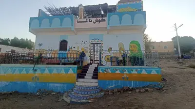 a building with a painting on the side of it at Nubian house in Jazīrat Salūjah