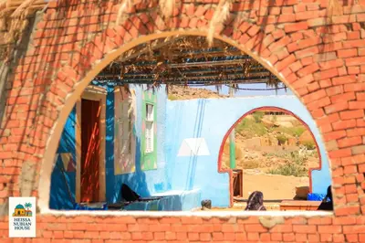 an arched window in a brick building at Heissa Nubian Hostel in Aswân Reservoir Colony