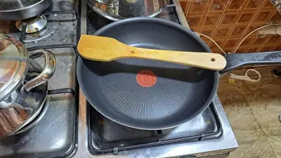 a frying pan with a wooden spoon on a stove at الغردقة منطقه عربيا شارع العشريني بجوار كافية فيلو in Hurghada