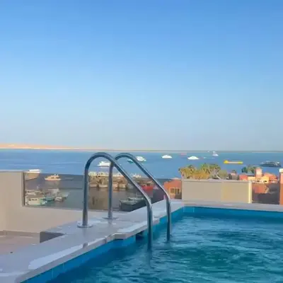 شقة فندقية امام المارينا 3 غرف 5 سراير