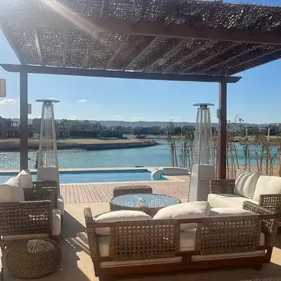 Spacious outdoor area featuring a swimming pool !