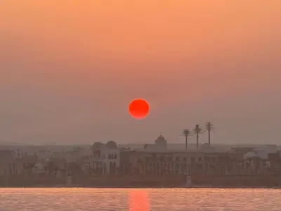 a red sun in the sky over a city at studio in Hotel Gravity 5 stelle in Hurghada