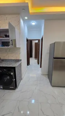 a kitchen with a stove and a tile floor at عمارة الرومانى in Hurghada