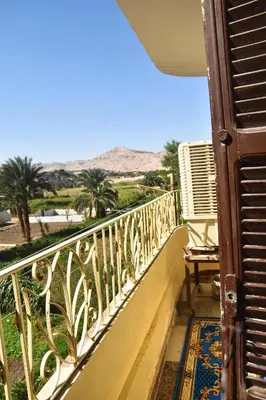a balcony with a view of the desert at golden mountain apartments in ‘Ezbet Abu Ḥabashi