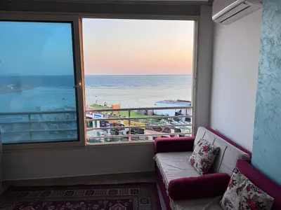 a room with a couch and a view of the ocean at صف اول على البحر مباشر منطقة القيادات شقة رقم 3 in Hurghada