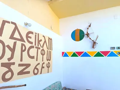 a room with a clock on the wall at Shellaly Ca Nubian Guest2 House in Jazīrat Salūjah
