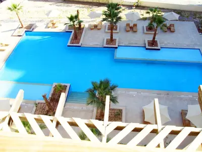an overhead view of a swimming pool with palm trees at Decoraive Appartment AlDaU Hurghada in Sahl Hasheesh