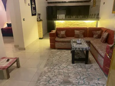 a living room with a couch and a table at الاقصر مركز القرنة مدينة القرنة الجديدة بجوار كافتيريا الميدان in ‘Ezbet Abu Ḥabashi